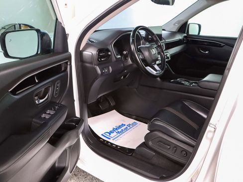 Used 2023 Honda Pilot Touring image 3