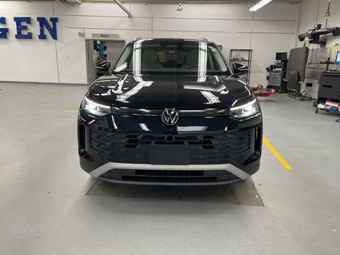 Used 2025 Volkswagen Tiguan SE w/ Panoramic Sunroof Package AWD/4WD image 6