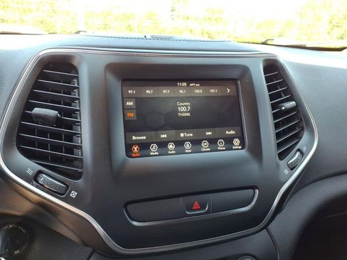 Used 2019 Jeep Cherokee Latitude w/ Popular Appearance Group FWD image 10
