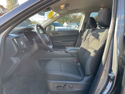 Used 2025 Nissan Pathfinder SV image 4