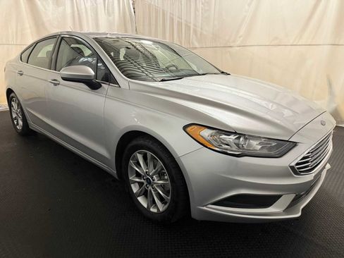 Used 2017 Ford Fusion SE w/ Fusion SE Technology Package image 10