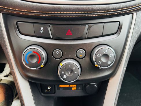 Used 2019 Chevrolet Trax LT w/ LT Convenience Package image 13