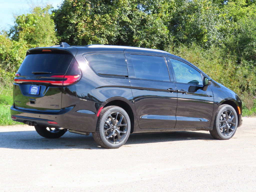 New 2027 Chrysler Pacifica Limited w/ Family Tech Group AWD/4WD image 3