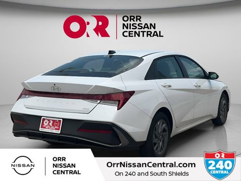 Used 2025 Hyundai Elantra Hybrid FWD image 5