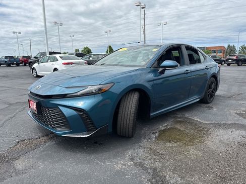 Used 2025 Toyota Camry SE FWD image 4