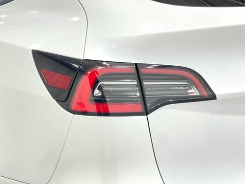Used 2021 Tesla Model Y Long Range AWD/4WD image 31