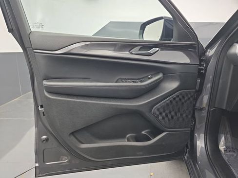 Used 2023 Jeep Grand Cherokee Altitude image 25