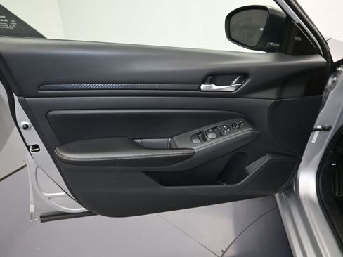 Used 2024 Nissan Altima 2.5 SV image 10