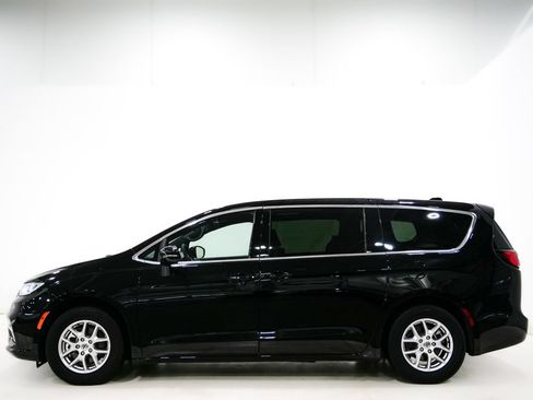 Used 2025 Chrysler Pacifica Select FWD image 5
