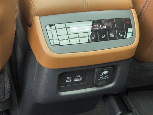 Used 2025 Nissan Pathfinder Platinum image 39