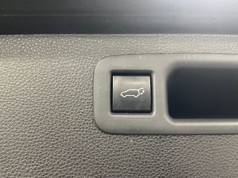 Used 2023 Toyota Highlander XLE image 18