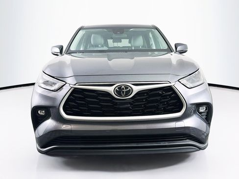 Used 2023 Toyota Highlander LE image 2
