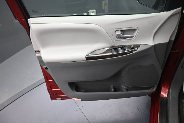 Used 2017 Toyota Sienna XLE w/ Outdoor Package FWD image 26