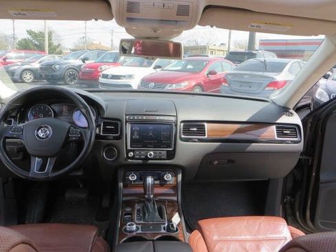Used 2016 Volkswagen Touareg Sport image 19