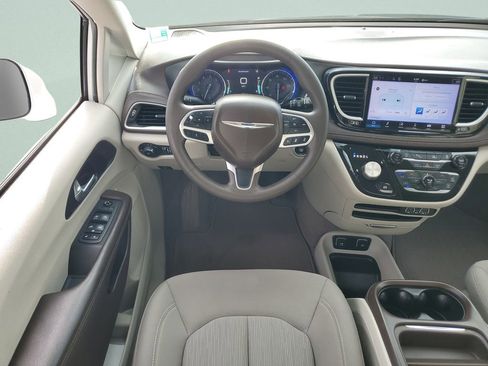 Used 2021 Chrysler Pacifica Touring FWD image 12