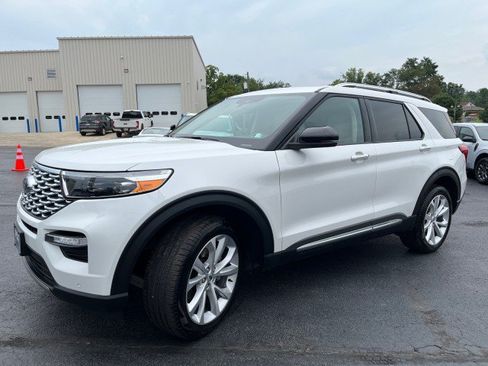 Certified 2024 Ford Explorer Platinum w/ Technology Package AWD/4WD image 9