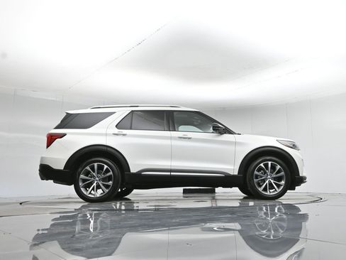 Certified 2025 Ford Explorer Platinum w/ Ultimate Package image 57