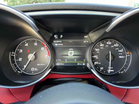 Used 2019 Alfa Romeo Giulia image 7