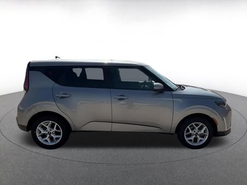 Used 2025 Kia Soul LX w/ LX Technology Package FWD image 16