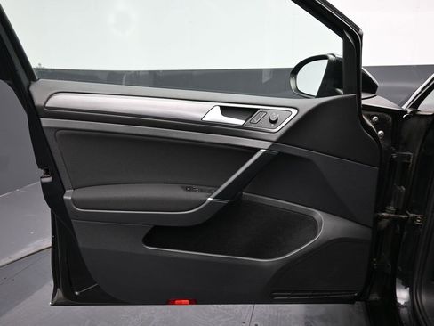 Used 2018 Volkswagen Golf S image 30