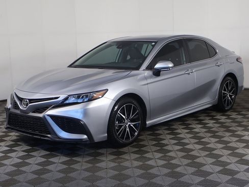 Used 2024 Toyota Camry SE image 6