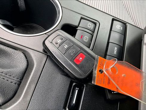 Used 2020 Toyota Highlander LE image 10