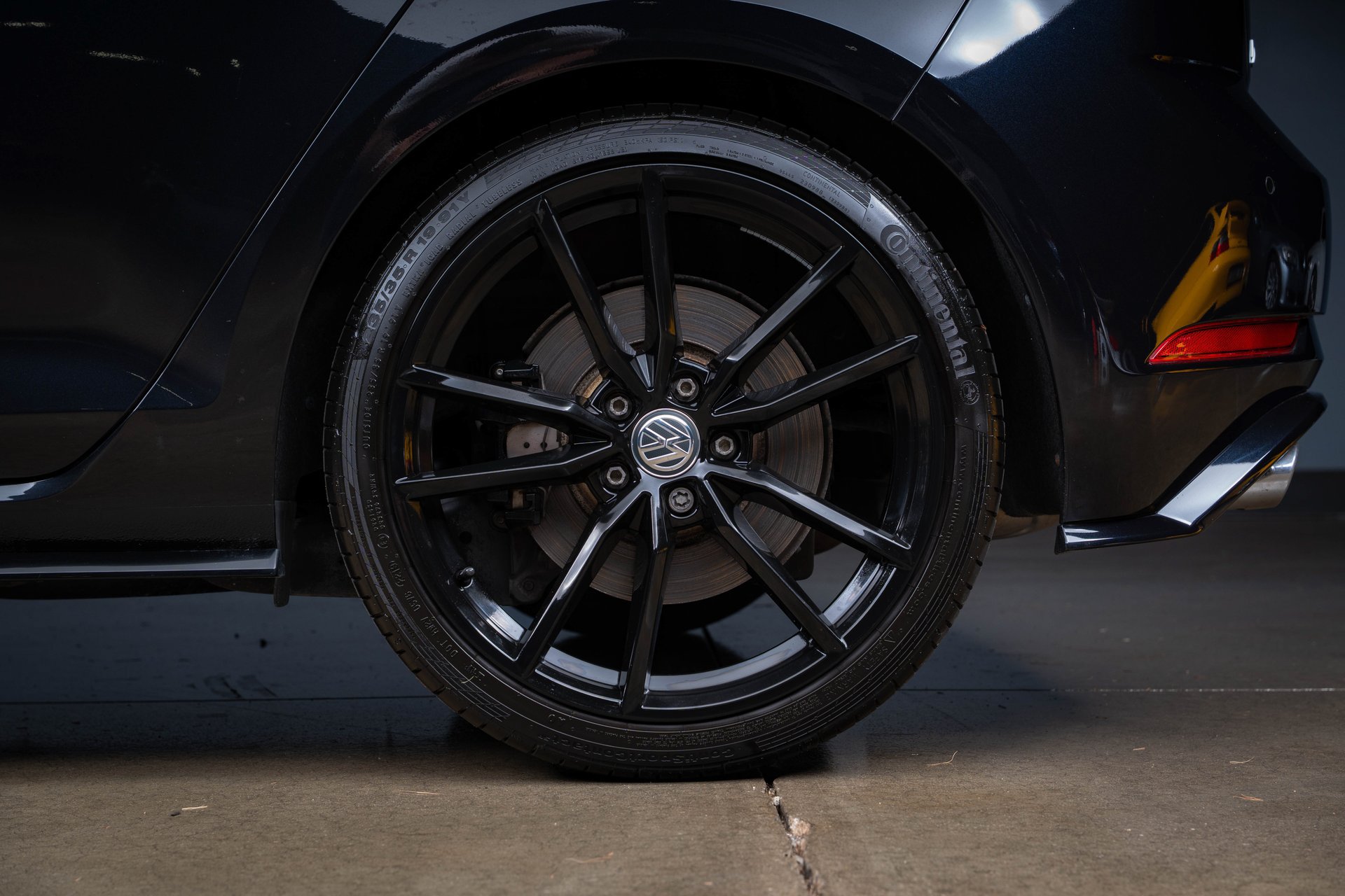 Used 2019 Volkswagen Golf R 4-Door AWD/4WD image 17