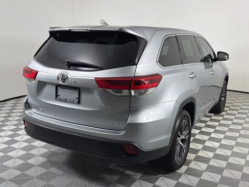 Used 2017 Toyota Highlander Plus FWD image 5