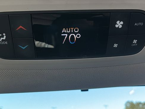 Used 2023 Chrysler Pacifica Touring-L image 17