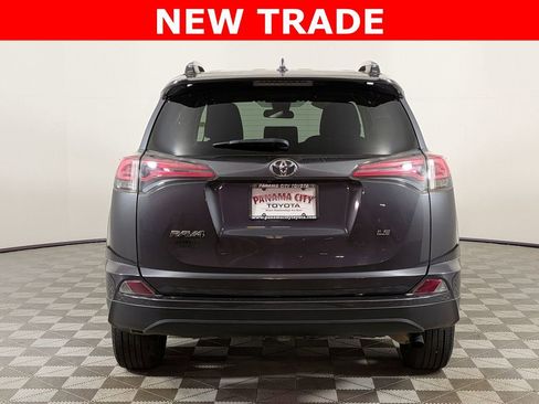 Used 2018 Toyota RAV4 LE FWD image 4