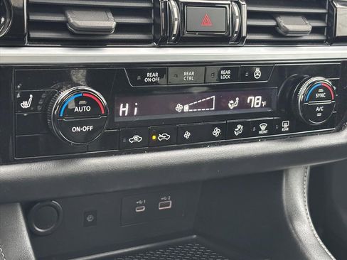 Used 2022 Nissan Pathfinder SL w/ SL Premium Package image 19