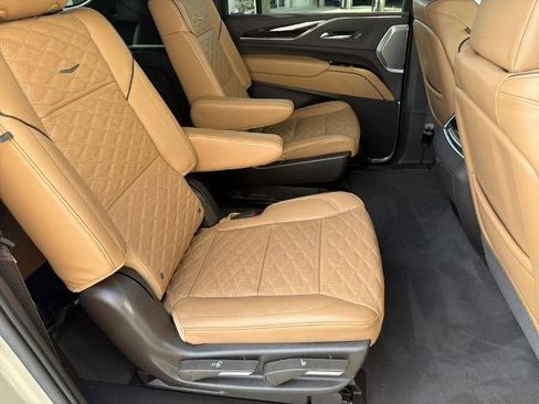 Used 2022 Cadillac Escalade ESV Premium Luxury w/ Performance Package AWD/4WD image 15