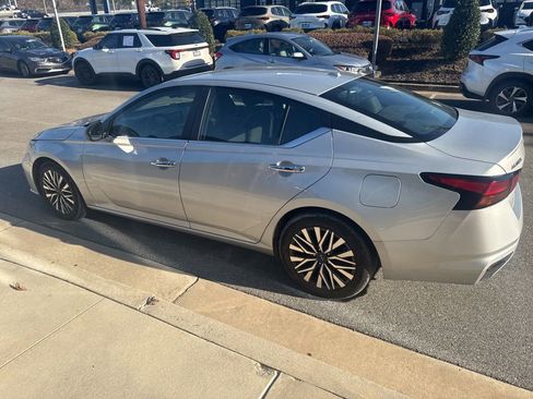 Used 2024 Nissan Altima 2.5 SV image 8