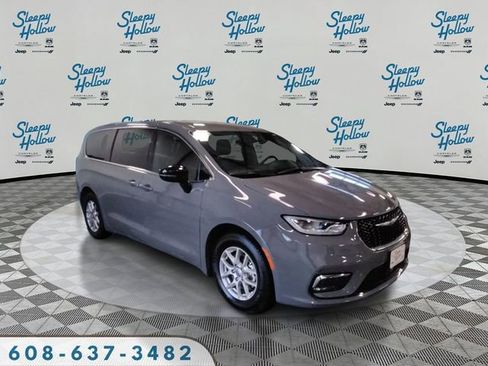 Used 2025 Chrysler Pacifica Select image 3