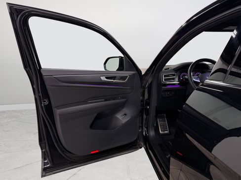 Used 2025 Volkswagen Atlas Cross Sport SEL Premium R-Line image 19