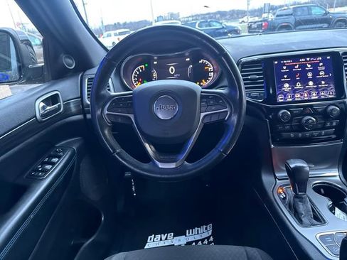Used 2019 Jeep Grand Cherokee Laredo image 2