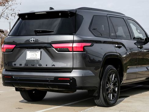 Used 2023 Toyota Sequoia Platinum image 11