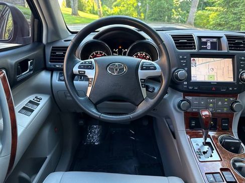 Used 2012 Toyota Highlander Limited w/ Tow Pkg AWD/4WD image 13