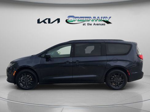 Used 2020 Chrysler Pacifica Touring-L image 2