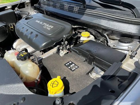Used 2019 Jeep Cherokee Latitude Plus w/ Cold Weather Group AWD/4WD image 24