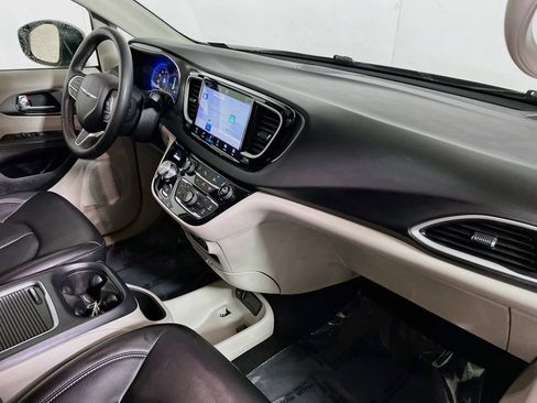 Used 2023 Chrysler Pacifica Touring-L FWD image 26