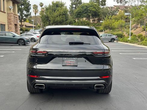 Used 2023 Porsche Cayenne Platinum Edition AWD/4WD image 4