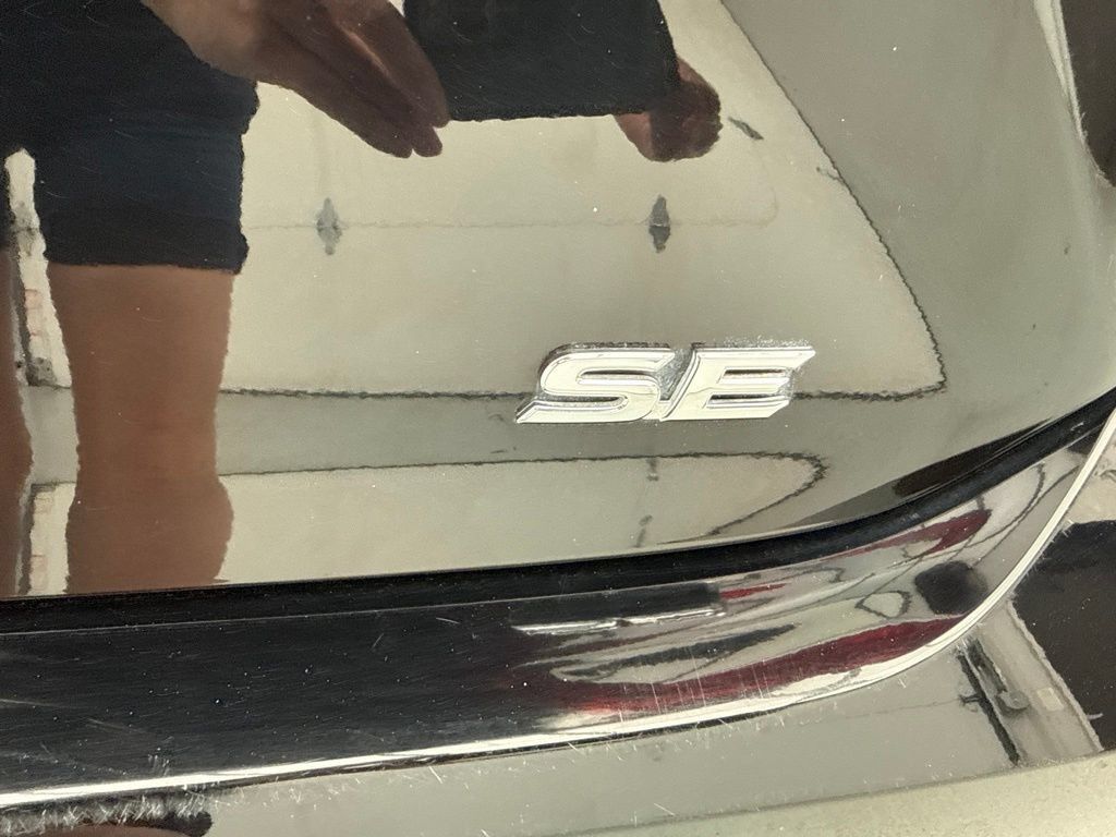 Used 2025 Toyota Camry SE FWD image 11
