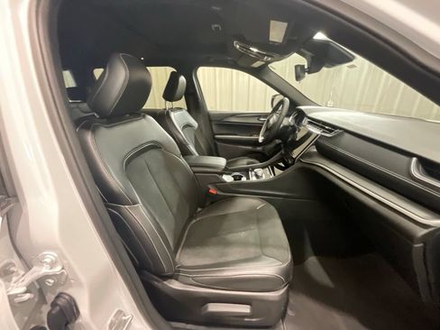 Used 2025 Jeep Grand Cherokee L Altitude AWD/4WD image 14