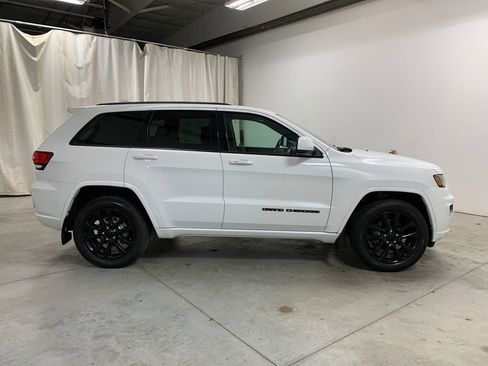 Used 2019 Jeep Grand Cherokee Altitude AWD/4WD image 28