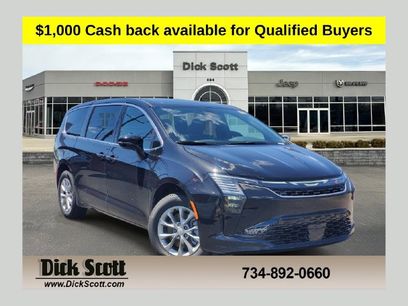 New 2027 Chrysler Pacifica Select w/ Family Tech Group