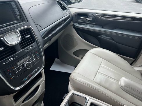 Used 2013 Chrysler Town & Country Touring image 18