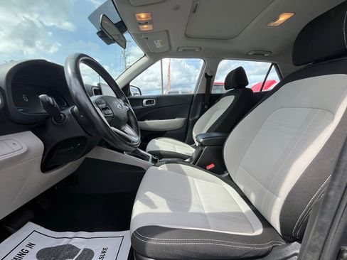 Used 2023 Hyundai Venue SEL FWD image 15