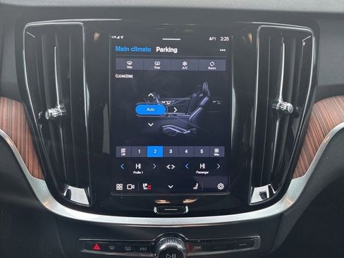 Used 2025 Volvo V60 B5 Cross Country Plus image 21