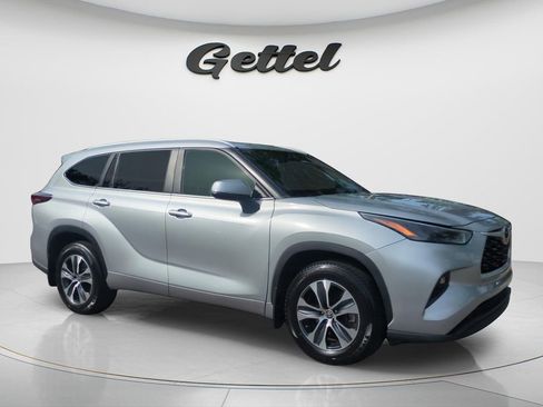 Certified 2024 Toyota Highlander XLE AWD/4WD image 3